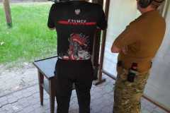 Na-strzelnicy-Szymek-i-instruktor